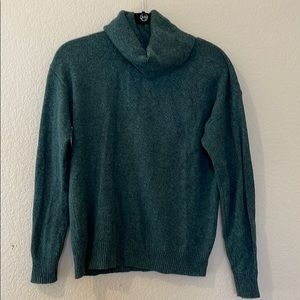 Green turtle neck sweater